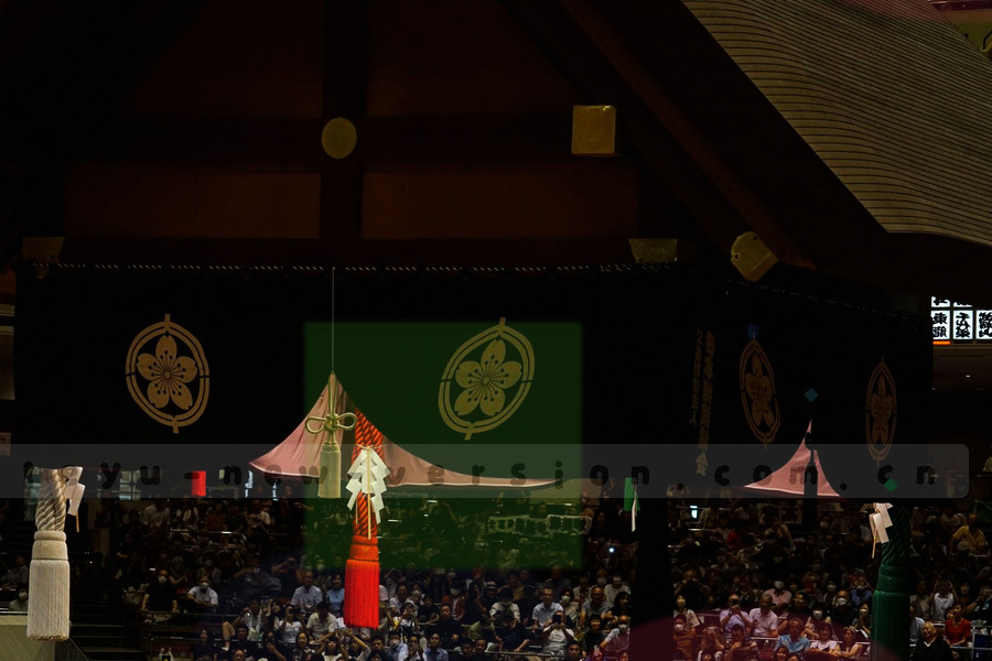 夜色中的城市天际线，楼宇灯光连成一条平缓的弧线